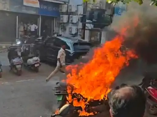 खड़ी ई-स्कूटर में अचानक लगी आग, धुआं निकलने के बाद तेज हुई लपटें; वाहन जलकर खाक खड़ी ई-स्कूटर में अचानक लगी आग, धुआं निकलने के बाद तेज हुई लपटें; वाहन जलकर खाक