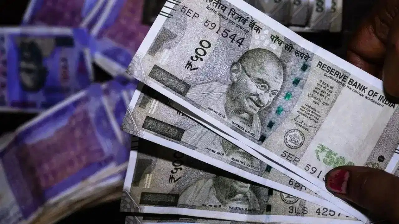 सरकारी कर्मचारियों के लिए बड़ी खबर! बोनस की सीमा में 3 गुना इजाफे की मांग, जानें आपकी जेब में कितना आएगा पैसा