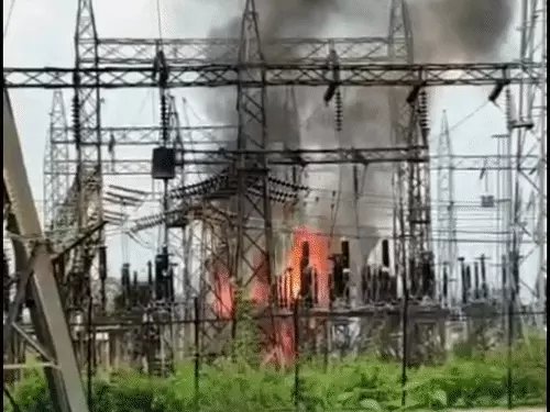 बालोद के बिजली सब-स्टेशन में 160 MVA ट्रांसफार्मर में लगी आग, धुएं का गुबार उठा; दमकल टीम ने संभाला मोर्चा