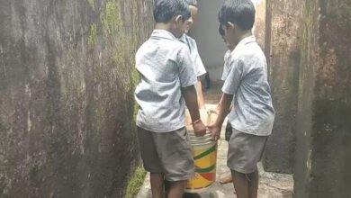 तखतपुर स्कूल में बच्चों से पानी की भारी बाल्टी उठवाने का वीडियो वायरल, शिक्षा विभाग ने जांच के दिए निर्देश