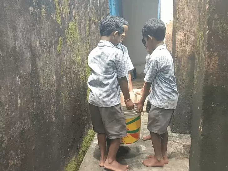 तखतपुर स्कूल में बच्चों से पानी की भारी बाल्टी उठवाने का वीडियो वायरल, शिक्षा विभाग ने जांच के दिए निर्देश