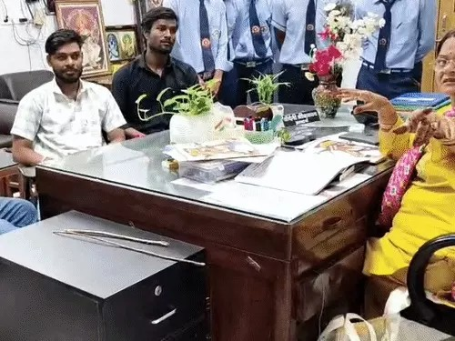 स्कूल में छात्र को प्रिंसिपल ने मारा थप्पड़, वीडियो बनाने के दौरान हुई घटना स्कूल में छात्र को प्रिंसिपल ने मारा थप्पड़, वीडियो बनाने के दौरान हुई घटना