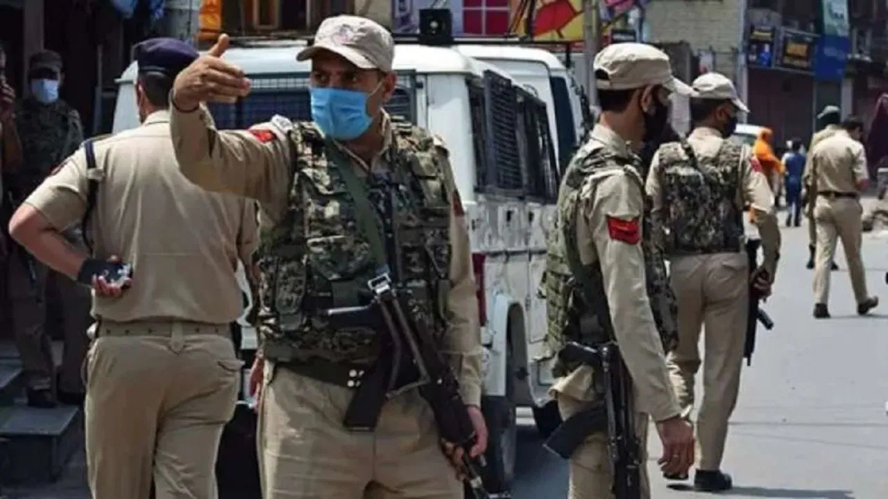 J-K: रामबन में कार से दो पुलिसकर्मियों के शव बरामद, इलाके में मचा हड़कंप; पुलिस जांच में जुटी