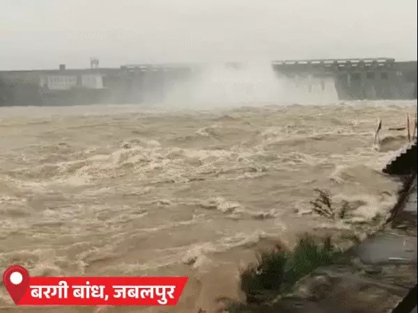 चित्रकूट में मंदाकिनी डेंजर लेवल पर, छतरपुर में स्कूल बंद:बारिश से मकान गिरा, बरगी डैम के गेट खुले; 2 जिलों में रेड, 6 में ऑरेंज अलर्ट