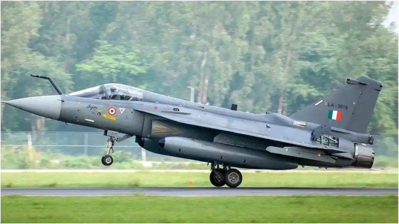 तेजस Mk1A की वायु सेना में एंट्री का रास्ता साफ, जल्द शामिल होने की उम्मीद तेजस Mk1A की वायु सेना में एंट्री का रास्ता साफ, जल्द शामिल होने की उम्मीद