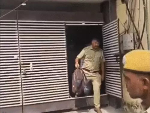 सैलरी 11 हजार, टारगेट लाखों की ठगी:फंसाने के लिए देते थे लिखित स्क्रिप्ट, 50 हजार लोगों का डेटा खरीदा, अकाउंट में करोड़ों रुपए सैलरी 11 हजार, टारगेट लाखों की ठगी:फंसाने के लिए देते थे लिखित स्क्रिप्ट, 50 हजार लोगों का डेटा खरीदा, अकाउंट में करोड़ों रुपए