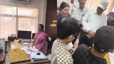 उज्जैन के माधव कॉलेज में गणेश विसर्जन पर विवाद, NSUI ने लड्डुओं का भोग लगाकर उतारी प्राचार्य की आरती