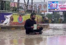 रीवा में गढ्ढों और जलभराव से पलटा ऑटो, तो भड़का मास्टर्स स्टूडेंट, सड़क पर बैठकर दर्ज कराया विरोध