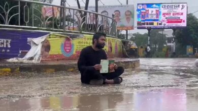 रीवा में गढ्ढों और जलभराव से पलटा ऑटो, तो भड़का मास्टर्स स्टूडेंट, सड़क पर बैठकर दर्ज कराया विरोध
