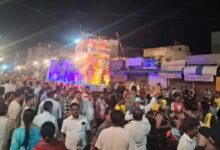 खंडवा में 8 घंटे लेट हुआ झांकियों का कारवां, सुबह तक चलीं झांकियां, अखाड़े में लाठी भांजते दिखे एडिशनल SP