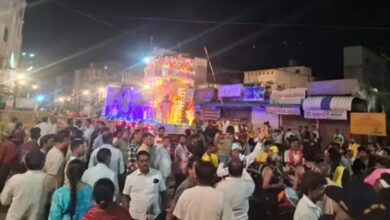 खंडवा में 8 घंटे लेट हुआ झांकियों का कारवां, सुबह तक चलीं झांकियां, अखाड़े में लाठी भांजते दिखे एडिशनल SP