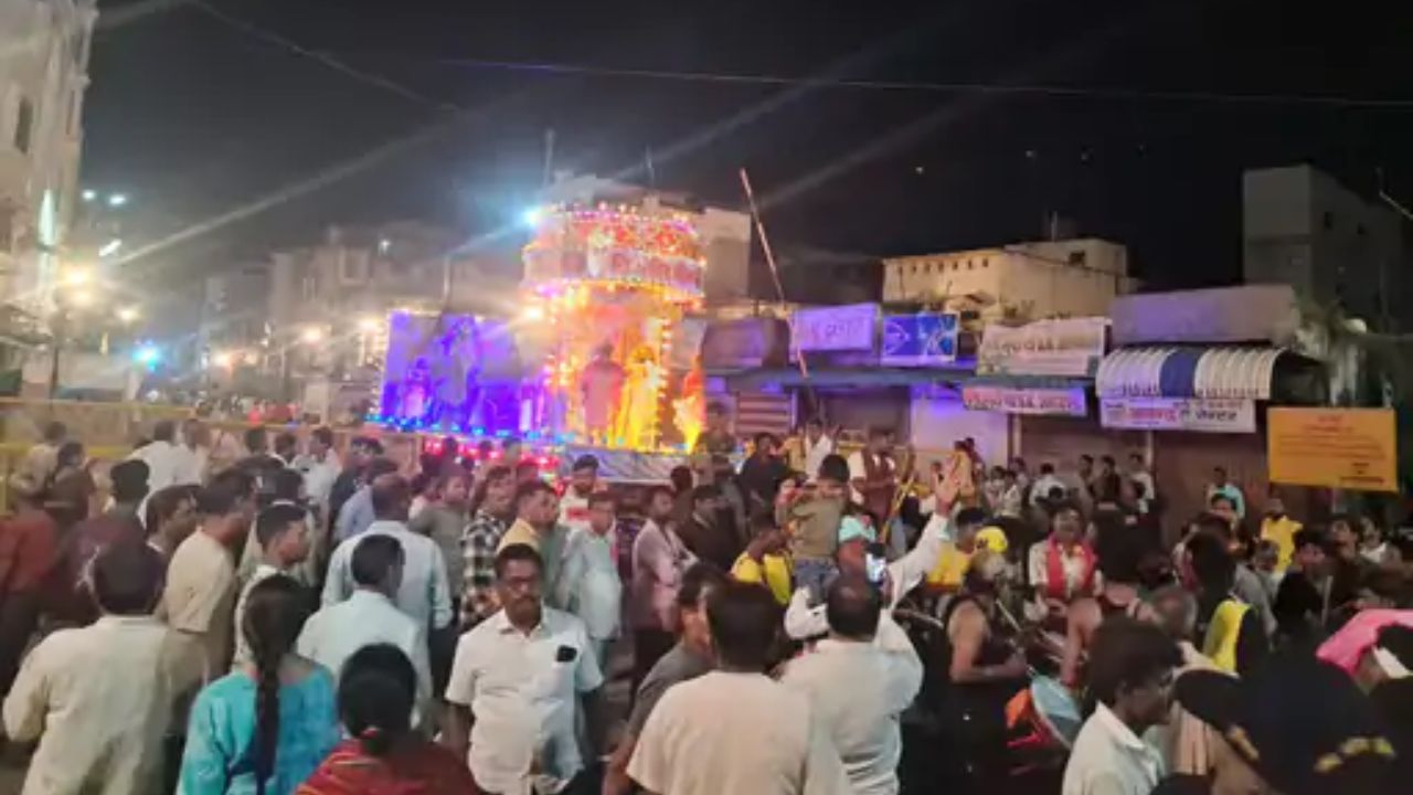 खंडवा में 8 घंटे लेट हुआ झांकियों का कारवां, सुबह तक चलीं झांकियां, अखाड़े में लाठी भांजते दिखे एडिशनल SP