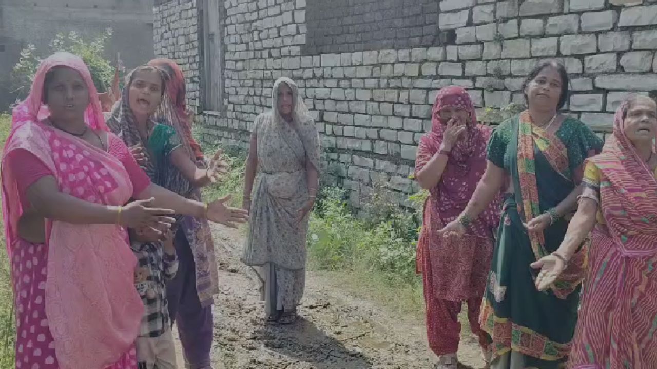‘मीटिंग में जाना है’ बोलकर निकल गए नेताजी! नीमच के रावण रुंडी में ग्रामीणों का फूटा गुस्सा ‘मीटिंग में जाना है’ बोलकर निकल गए नेताजी! नीमच के रावण रुंडी में ग्रामीणों का फूटा गुस्सा