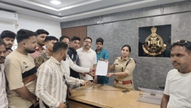 नीमच में बिना विंडशील्ड बस से 40 यात्रियों को दिल्ली भेजा, युवा प्रेस क्लब ने की ट्रैवल्स, ट्रैफिक टीआई और RTO पर FIR की मांग