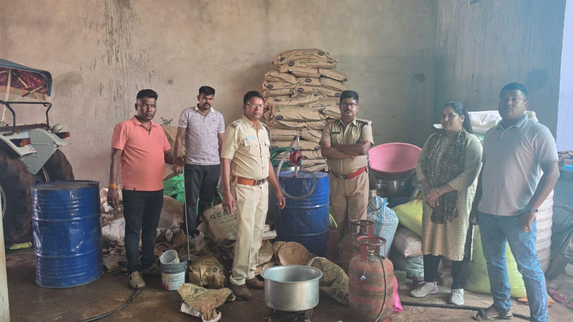 मंदसौर में नकली दूध फैक्ट्री का भंडाफोड़, सुवासरा में केमिकल, पाम ऑयल और डिटर्जेंट बरामद, पुलिस ने शुरू की जांच मंदसौर में नकली दूध फैक्ट्री का भंडाफोड़, सुवासरा में केमिकल, पाम ऑयल और डिटर्जेंट बरामद, पुलिस ने शुरू की जांच