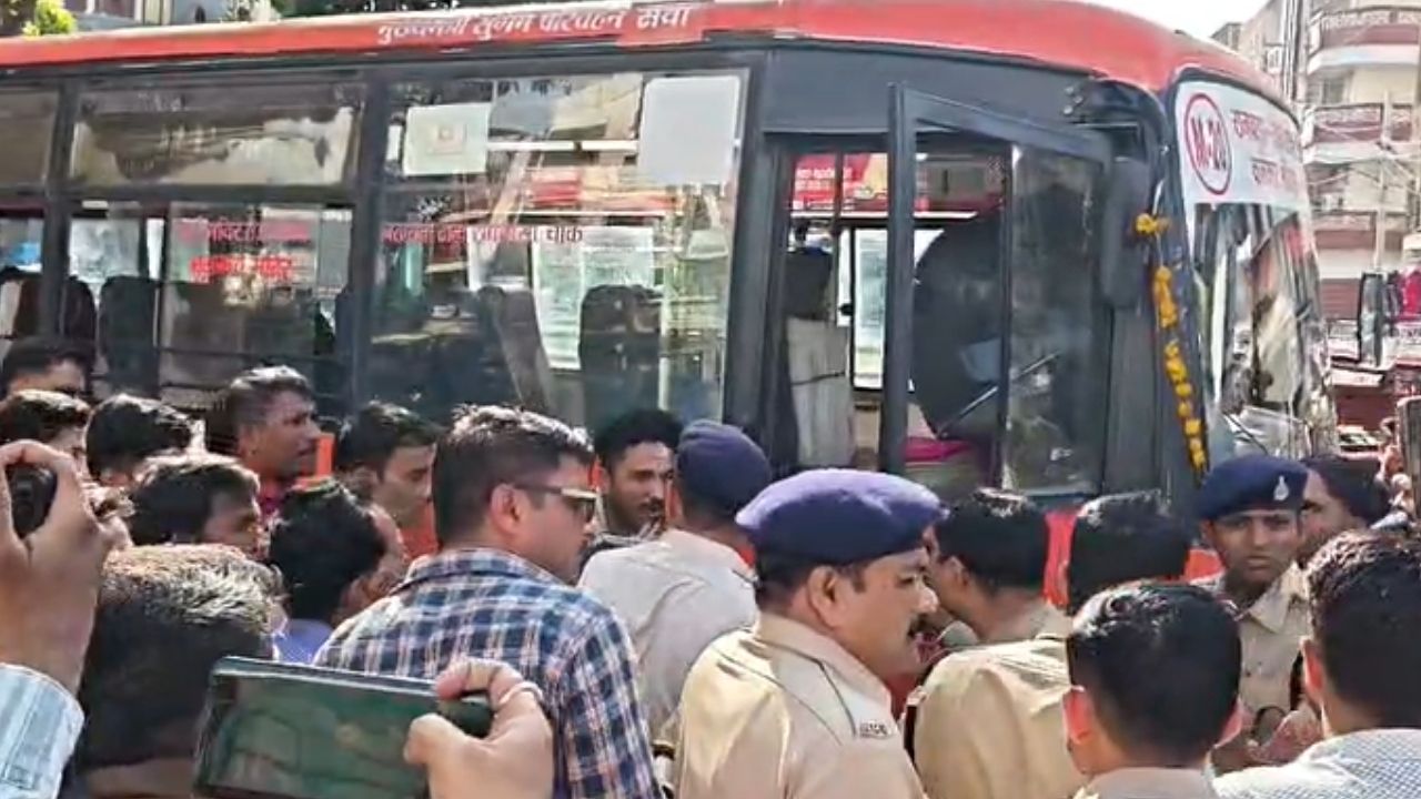 इंदौर राजवाड़ा में दर्दनाक हादसा, सरकारी बस ने तीन लोगों को कुचला, एक की मौत और अन्य दो घायल, घटना CCTV में कैद इंदौर राजवाड़ा में दर्दनाक हादसा, सरकारी बस ने तीन लोगों को कुचला, एक की मौत और अन्य दो घायल, घटना CCTV में कैद