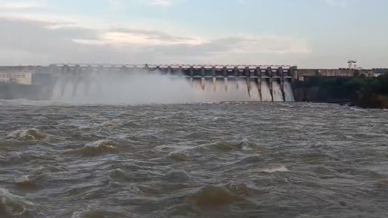 जबलपुर: बरगी बांध का जलस्तर क्षमता से ऊपर, 17 गेट खोलकर की जा रही पानी की निकासी, प्रशासन ने जारी किया अलर्ट