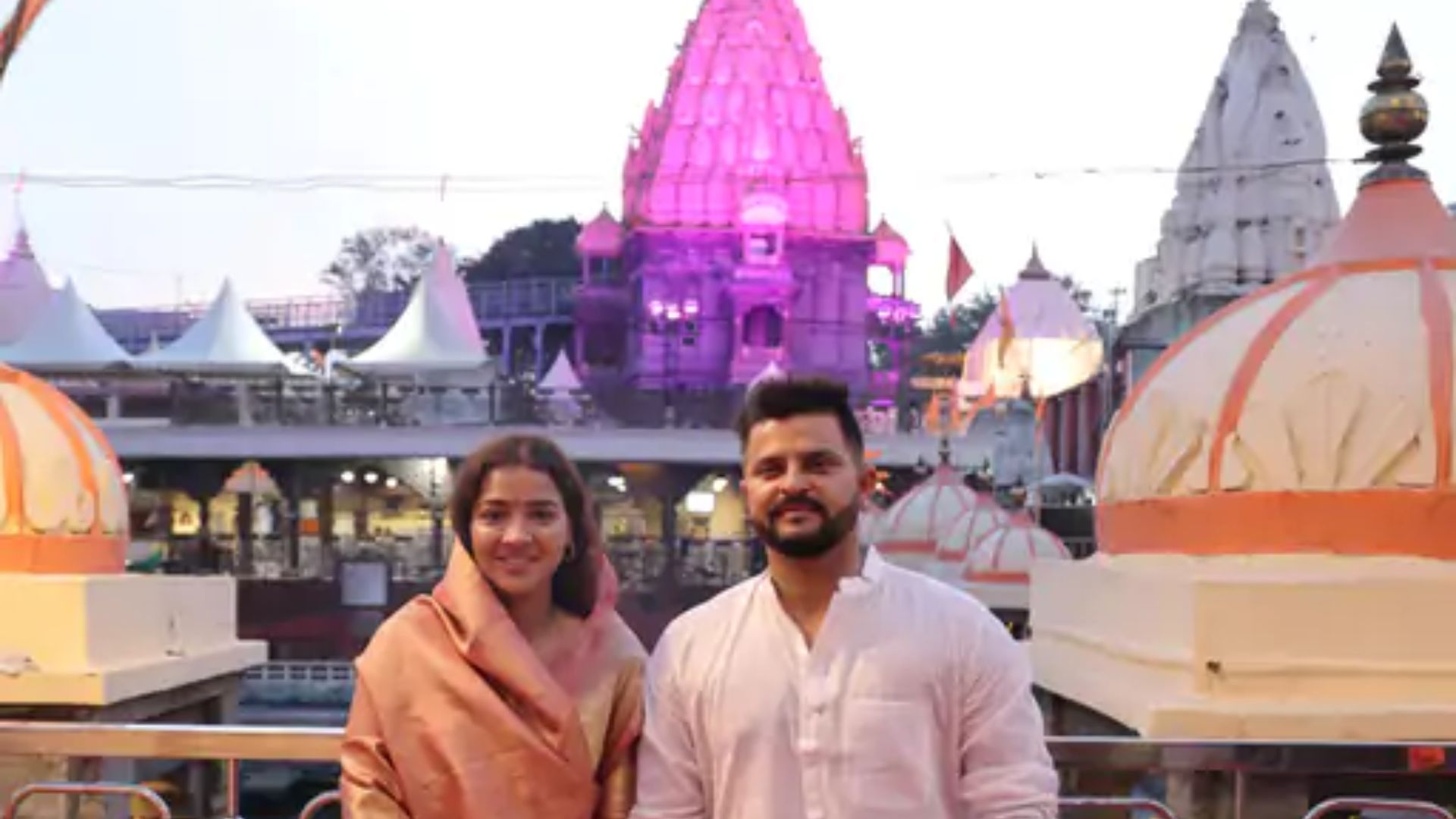 बाबा महाकाल के दरबार पहुंचे भारतीय क्रिकेटर सुरेश रैना, पत्नी प्रियंका संग भस्म आरती में हुए शामिल बाबा महाकाल के दरबार पहुंचे भारतीय क्रिकेटर सुरेश रैना, पत्नी प्रियंका संग भस्म आरती में हुए शामिल