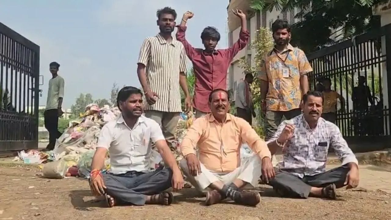 विदिशा में कचरा कलेक्शन को लेकर हंगामा, नाराज पार्षदों ने कंपनी के बाहर फेंका कूड़ा विदिशा में कचरा कलेक्शन को लेकर हंगामा, नाराज पार्षदों ने कंपनी के बाहर फेंका कूड़ा