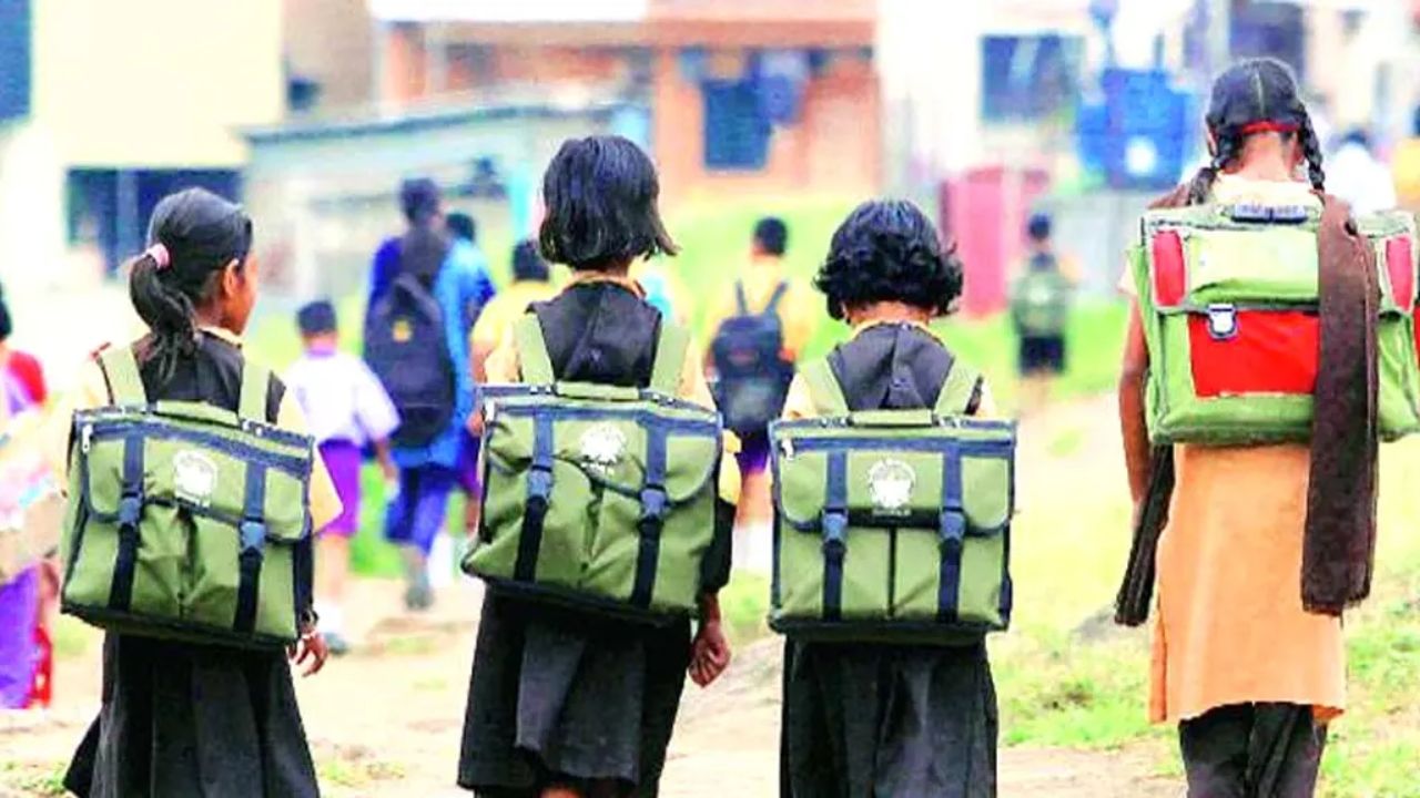 UP School Closed: भारी बारिश के चलते आज संभल-बरेली समेत इन जिलों में स्कूलों की छुट्टी, डीएम ने जारी किए आदेश UP School Closed: भारी बारिश के चलते आज संभल-बरेली समेत इन जिलों में स्कूलों की छुट्टी, डीएम ने जारी किए आदेश