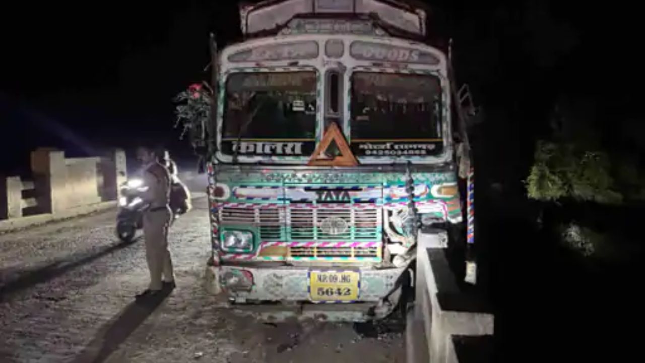नागदा में चंबल पुल की रेलिंग तोड़ हवा में लटका खाद से भरा ट्रक, आगे के पहिए टूटे, बाल-बाल बचे राहगीर नागदा में चंबल पुल की रेलिंग तोड़ हवा में लटका खाद से भरा ट्रक, आगे के पहिए टूटे, बाल-बाल बचे राहगीर