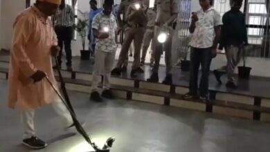 जबलपुर: थाना परिसर में मिला साढ़े 6 फीट का कोबरा, रेस्क्यू कर जंगल में छोड़ा