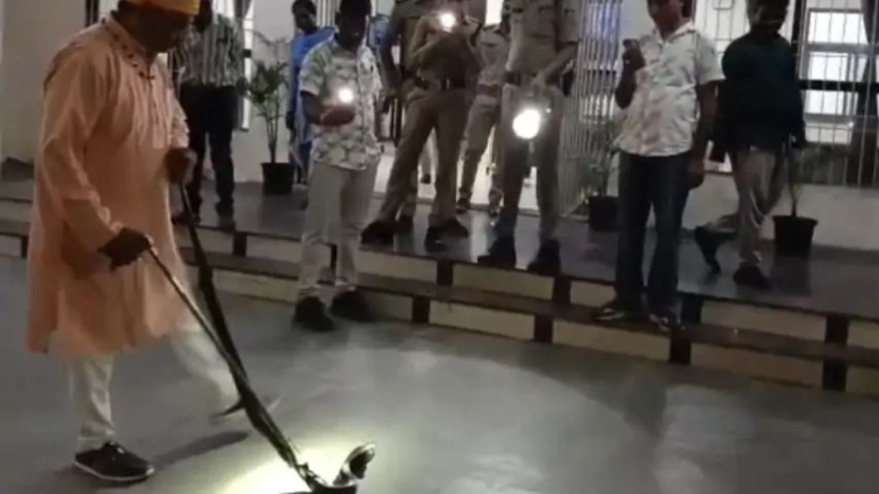 जबलपुर: थाना परिसर में मिला साढ़े 6 फीट का कोबरा, रेस्क्यू कर जंगल में छोड़ा