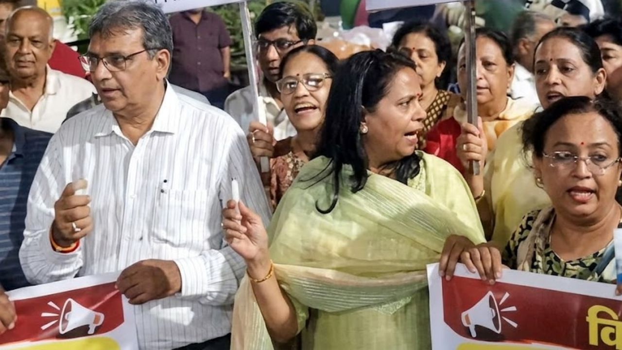 ‘हमारी रातों की नींद उड़ गई’, इंदौर में भूमिगत मेट्रो रूट के खिलाफ सड़कों पर उतरे लोग, 50 साल पुराने मकानों पर खतरा! ‘हमारी रातों की नींद उड़ गई’, इंदौर में भूमिगत मेट्रो रूट के खिलाफ सड़कों पर उतरे लोग, 50 साल पुराने मकानों पर खतरा!