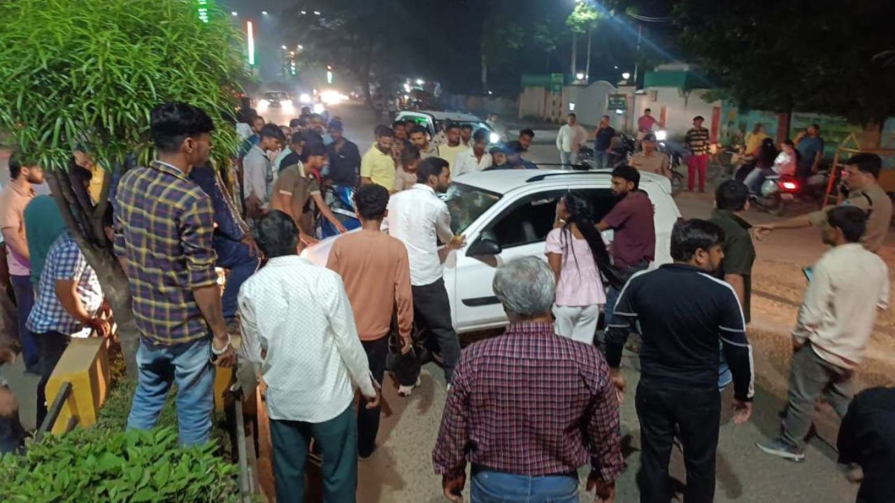 बीजेपी नेता की बेकाबू कार ने मारी स्कूटी को टक्कर! हादसे में युवक गंभीर घायल बीजेपी नेता की बेकाबू कार ने मारी स्कूटी को टक्कर! हादसे में युवक गंभीर घायल