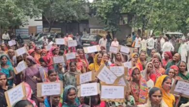 खंडवा में शराब बिक्री के खिलाफ ग्रामीण महिलाओं का प्रदर्शन, कलेक्टर कार्यालय पहुंचकर सौंपा ज्ञापन, स्थायी समाधान की मांग