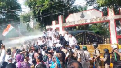 जबलपुर में कानून-व्यवस्था को लेकर युवा कांग्रेस का हल्लाबोल, SP कार्यालय का घेराव, बैरिकेड्स पर चढ़े कार्यकर्ता, पुलिस ने की पानी की बौछार