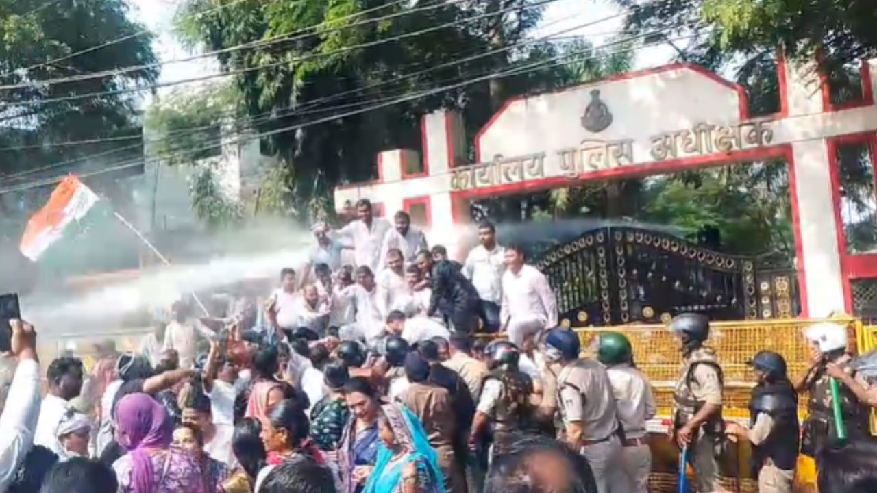 जबलपुर में कानून-व्यवस्था को लेकर युवा कांग्रेस का हल्लाबोल, SP कार्यालय का घेराव, बैरिकेड्स पर चढ़े कार्यकर्ता, पुलिस ने की पानी की बौछार
