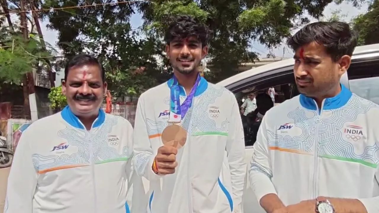 जय मीणा ने जापान में जीता कांस्य पदक, देवास लौटने पर शहरवासियों ने किया सम्मान जय मीणा ने जापान में जीता कांस्य पदक, देवास लौटने पर शहरवासियों ने किया सम्मान