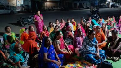 नर्मदापुरम में मध्यान्ह भोजन बनाने वाली महिलाओं की भूख हड़ताल, मानदेय से लेकर कुकिंग कॉस्ट तक ये हैं प्रमुख मांगें
