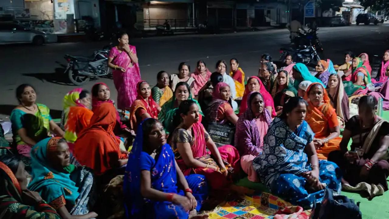 नर्मदापुरम में मध्यान्ह भोजन बनाने वाली महिलाओं की भूख हड़ताल, मानदेय से लेकर कुकिंग कॉस्ट तक ये हैं प्रमुख मांगें