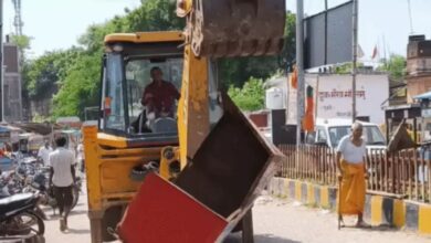 दतिया में ट्रैफिक पुलिस और नगर निगम कार्रवाई, हटाई अवैध गुमटियां, यहां ठेले वालों को करेंगे शिफ्ट