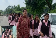 छात्राओं के पैदल मार्च के बाद प्रशासन का एक्शन, प्राचार्य हटाए गए; छात्रावास अधीक्षिका को नोटिस