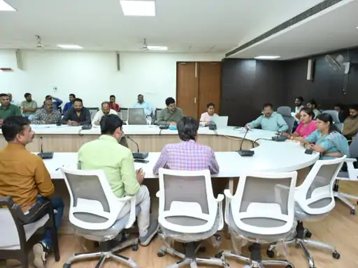 त्योहारों से पहले स्ट्रीट लाइट को लेकर महापौर सख्त, मुख्य मार्गों पर एक भी लाइट बंद न मिले