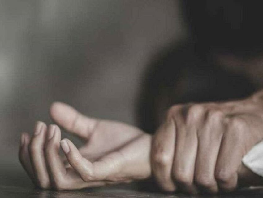 नशा देकर जबरन सिंदूर भरने का आरोप, प्रयागराज में युवती से कथित दरिंदगी का मामला नशा देकर जबरन सिंदूर भरने का आरोप, प्रयागराज में युवती से कथित दरिंदगी का मामला