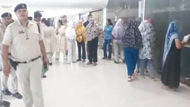 भिलाई के सूर्या मॉल में स्पा सेंटर पर पुलिस की रेड: बिजली-पानी बंद होने के बावजूद अंदर मिलीं युवतियां