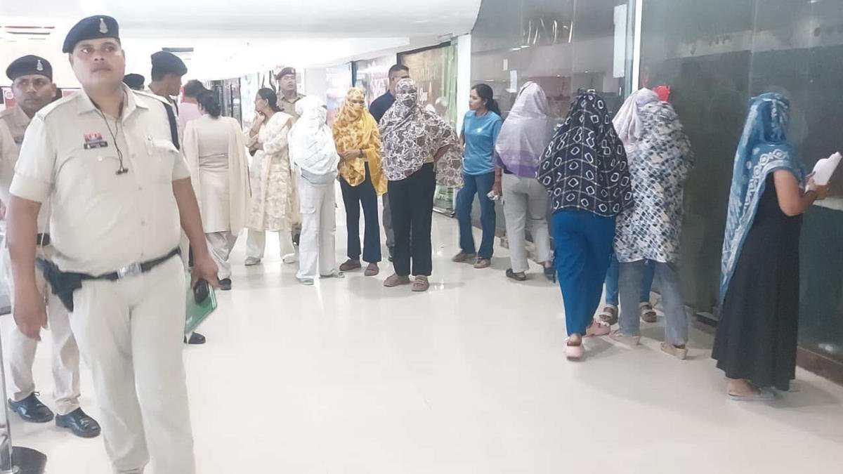 भिलाई के सूर्या मॉल में स्पा सेंटर पर पुलिस की रेड: बिजली-पानी बंद होने के बावजूद अंदर मिलीं युवतियां