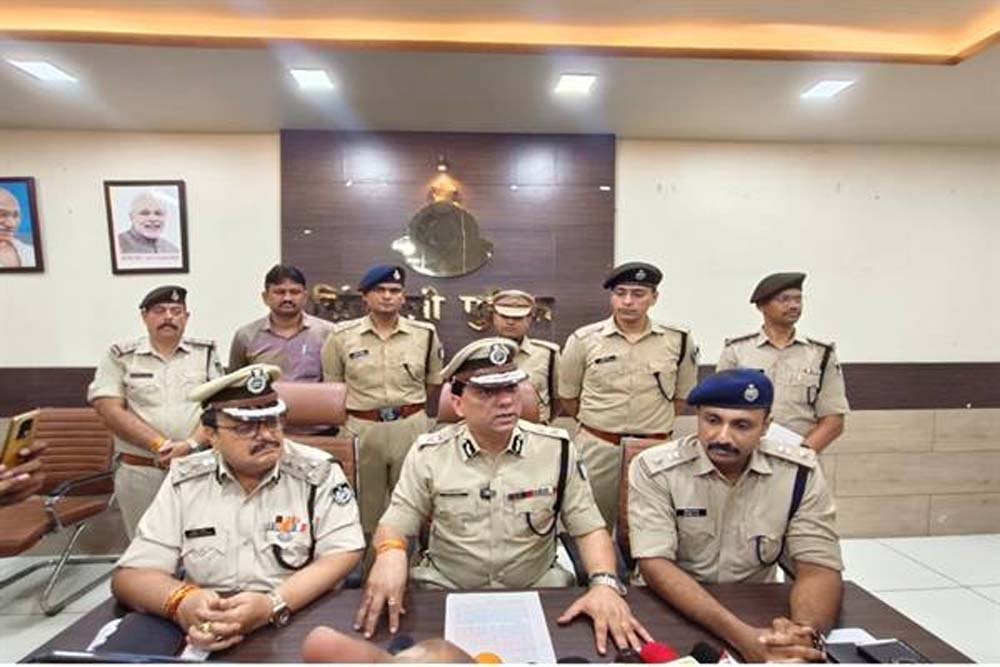 अंतर्राज्यीय समन्वय, सीसीटीवी एवं तकनीकी साक्ष्यों से 03 आरोपी गिरफ्तार अंतर्राज्यीय समन्वय, सीसीटीवी एवं तकनीकी साक्ष्यों से 03 आरोपी गिरफ्तार