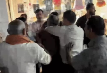 रायगढ़ में रात को सड़क पर भिड़े युवक, बाल खींचकर थप्पड़ मारे और कपड़े फाड़े; थाने पहुंचा मामला