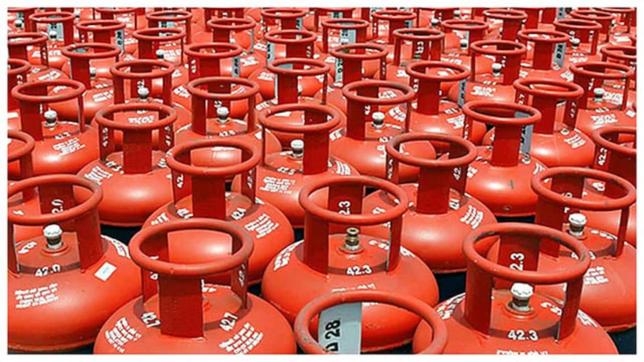 अक्टूबर की शुरुआत के साथ लगा महंगाई का झटका, LPG की कीमतों में हुई वृद्धि, देखें नए रेट अक्टूबर की शुरुआत के साथ लगा महंगाई का झटका, LPG की कीमतों में हुई वृद्धि, देखें नए रेट