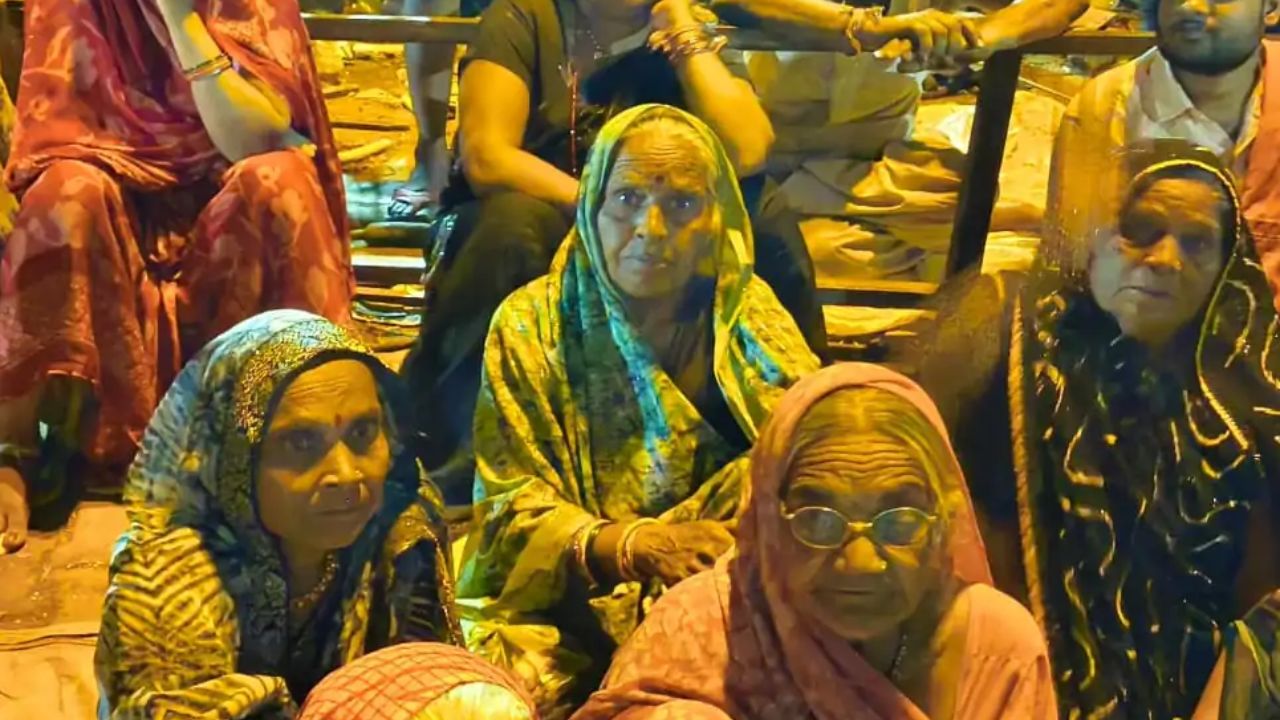 शिवपुरी प्रशासन की अतिक्रमण हटाओ मुहिम के विरोध में उतरी महिलाएं, समान लेकर धरने पर बैठी