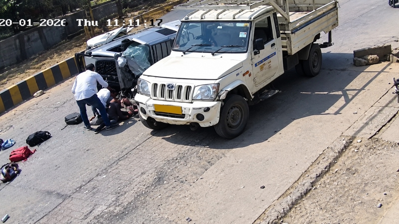 तेज रफ्तार कार ने स्कूल वैन को मारी टक्कर, घर लौट रहे बच्चे घायल, अस्पताल में चल रहा इलाज