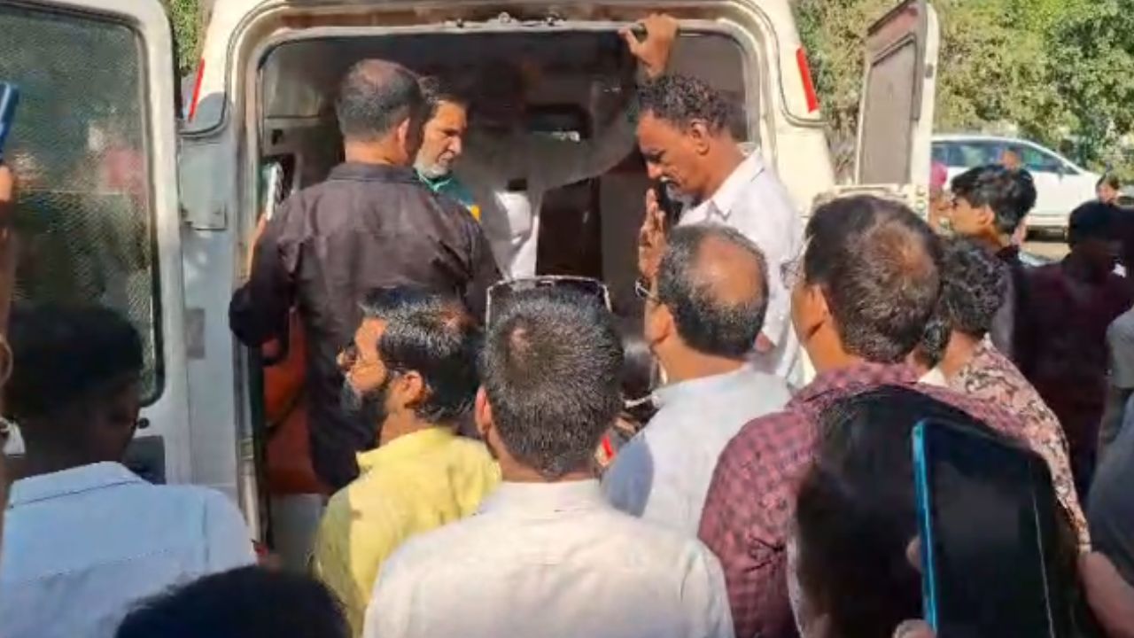 नीमच में कांग्रेस नेता पर हमला, सिर पर गंभीर चोट, अस्पताल में जुटे समर्थक, आरोपियों की गिरफ्तारी की मांग नीमच में कांग्रेस नेता पर हमला, सिर पर गंभीर चोट, अस्पताल में जुटे समर्थक, आरोपियों की गिरफ्तारी की मांग