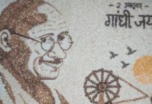 दाल-चावल के दानों से उकेरी बापू की तस्वीर, गांधी जयंती पर उज्जैन के कलाकार ने दी अनूठी श्रद्धांजलि