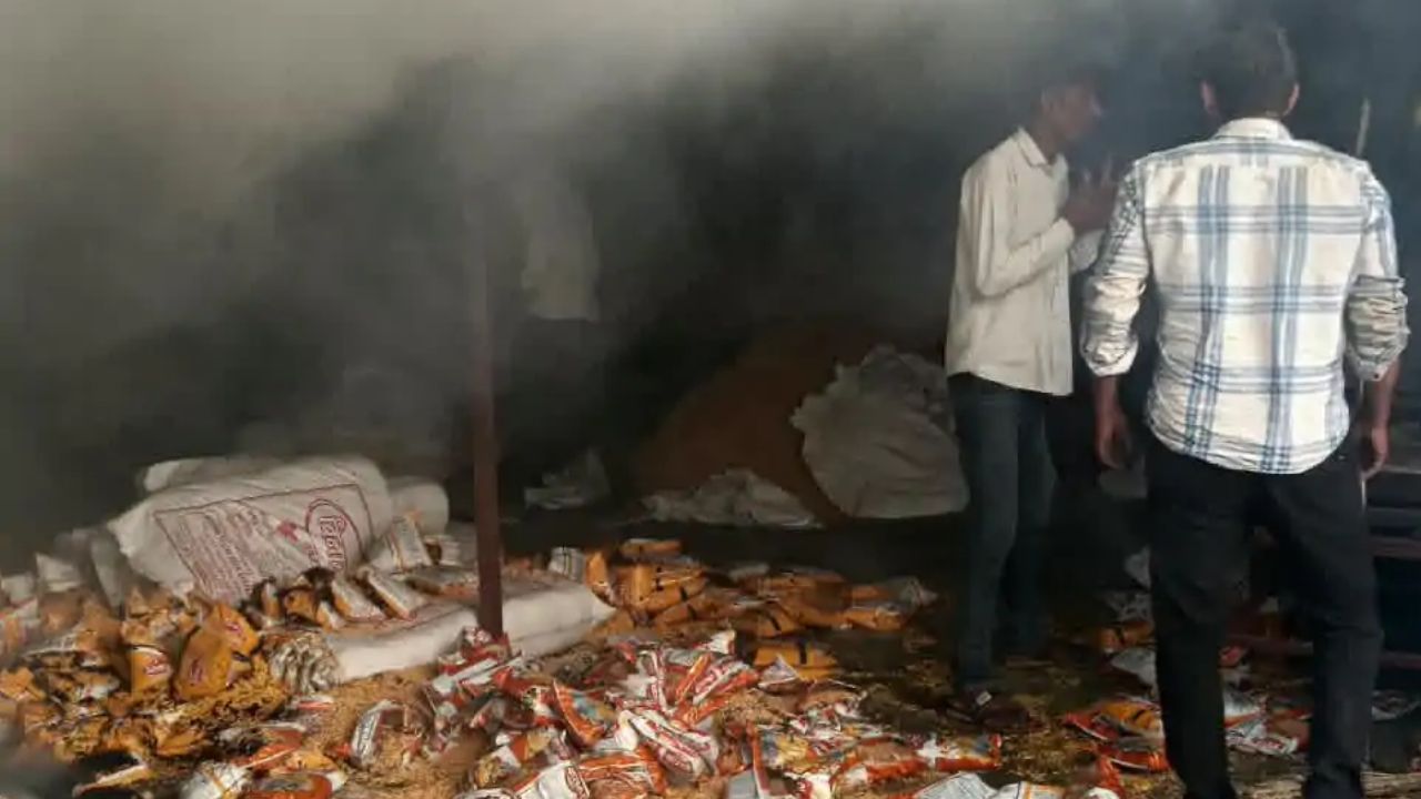 सीहोर की नमकीन-मसाला फैक्ट्री में लगी आग, सामान और मशीनें जलकर राख सीहोर की नमकीन-मसाला फैक्ट्री में लगी आग, सामान और मशीनें जलकर राख