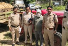 रेत माफिया पर पुलिस की कार्रवाई, आसन नदी से रेत भरकर ला रही 7 लाख की ट्रैक्टर-ट्रॉली जब्त